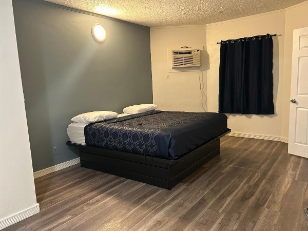 Budget Inn Hollywood image 1